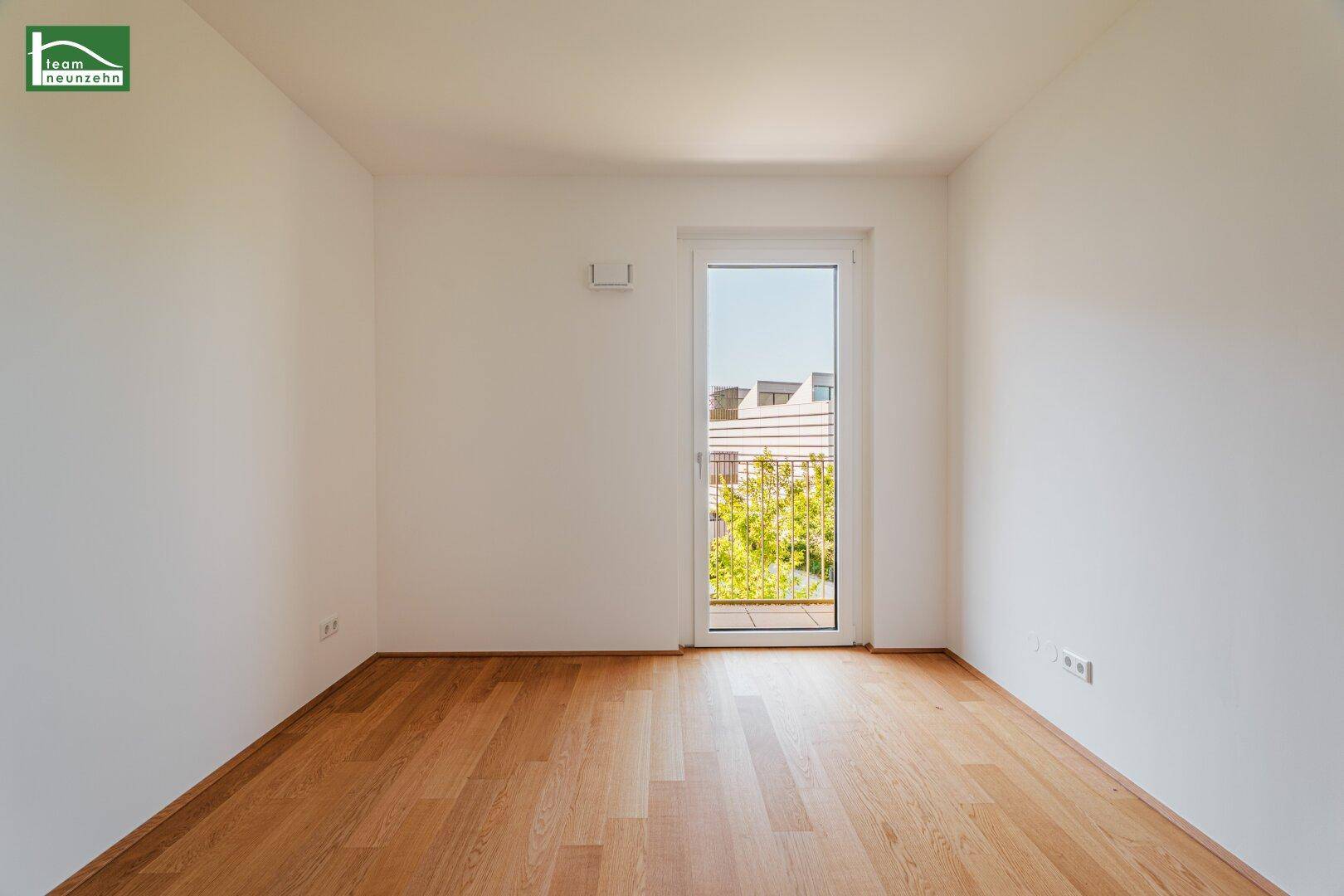 Gemütliches Schlafzimmer mit Parkettboden und direktem Zugang zu einem privaten Balkon.