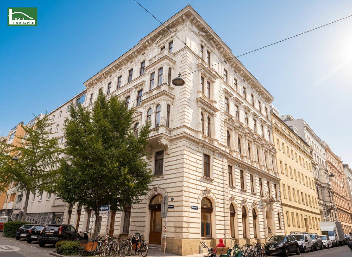 Elegantes Eckgebäude im Altbaustil mit reich verzierter Fassade, großen Fenstern und Balkonen in urbaner Umgebung.