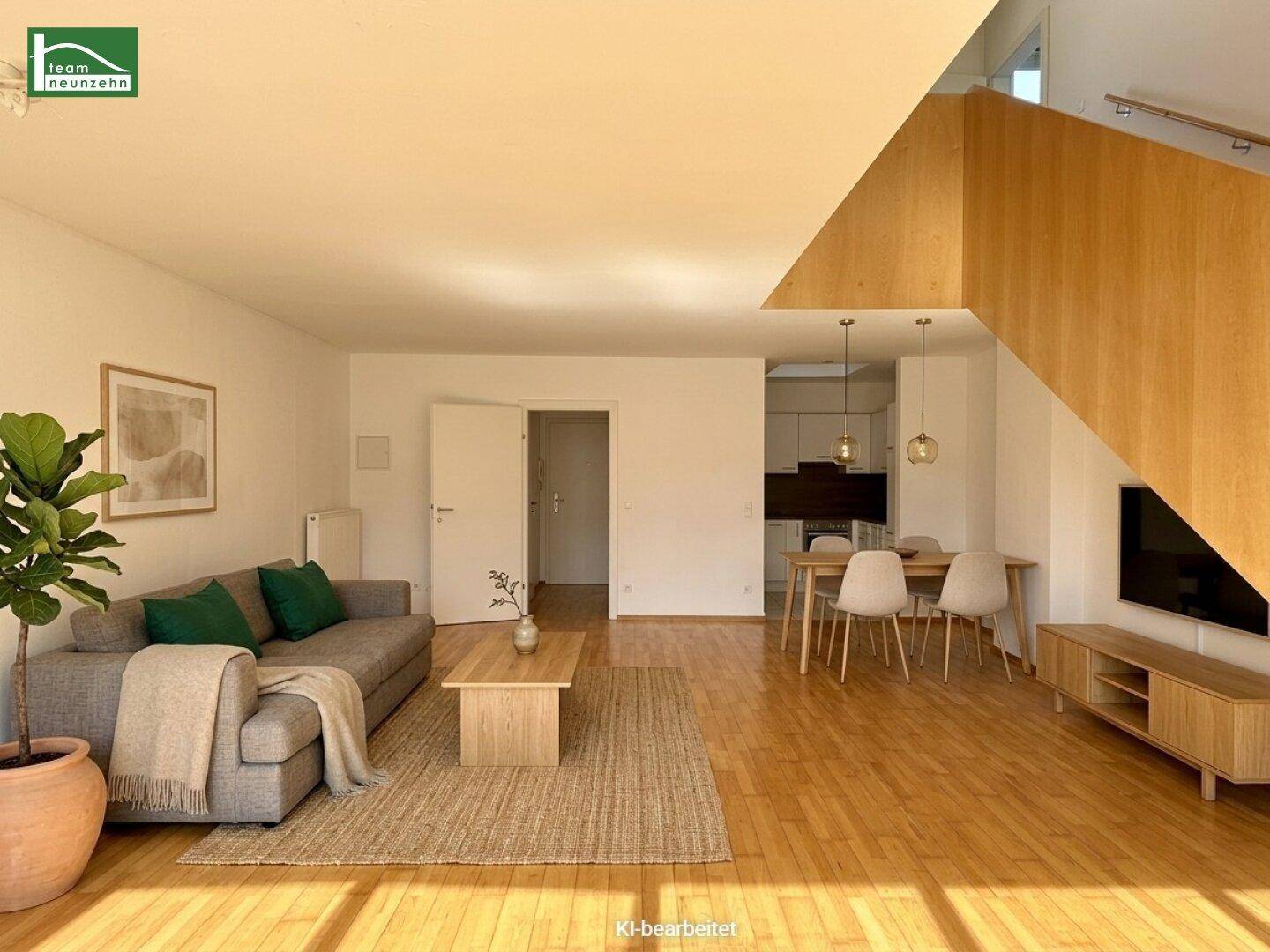Heller, offener Wohn- und Essbereich mit modernem Design, Holzboden und eleganter Holztreppe.
