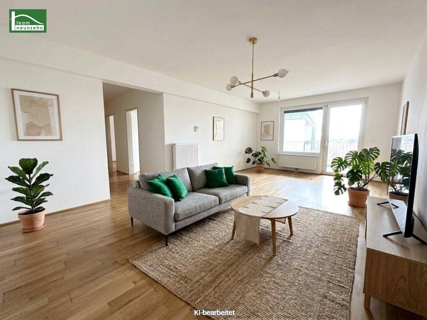 Helles Wohnzimmer mit Parkettboden, modernem Sofa und Zugang zu einem Balkon.