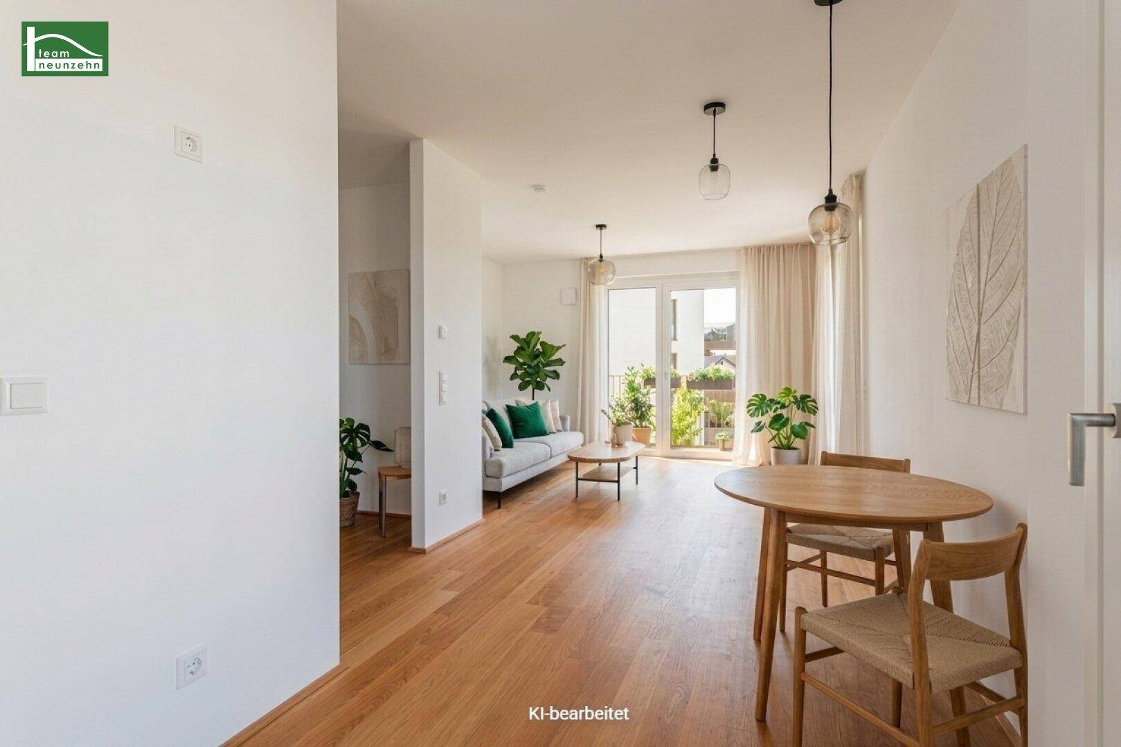 Heller offener Wohn- und Essbereich mit Holzboden, modernen Möbeln und Zugang zum Balkon.