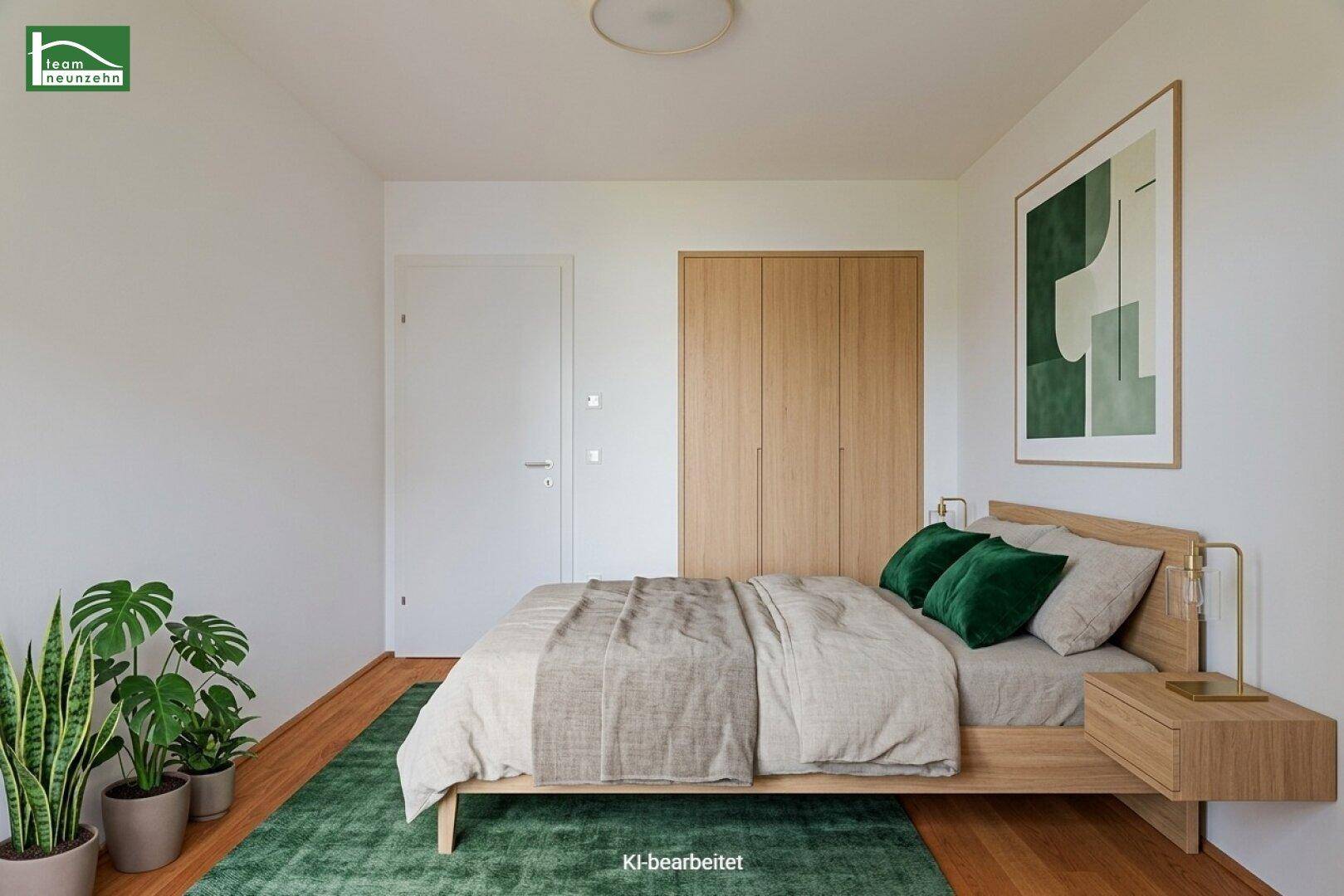 Modernes Schlafzimmer mit Holzboden, großem Bett und grünen Akzenten für eine ruhige Atmosphäre.