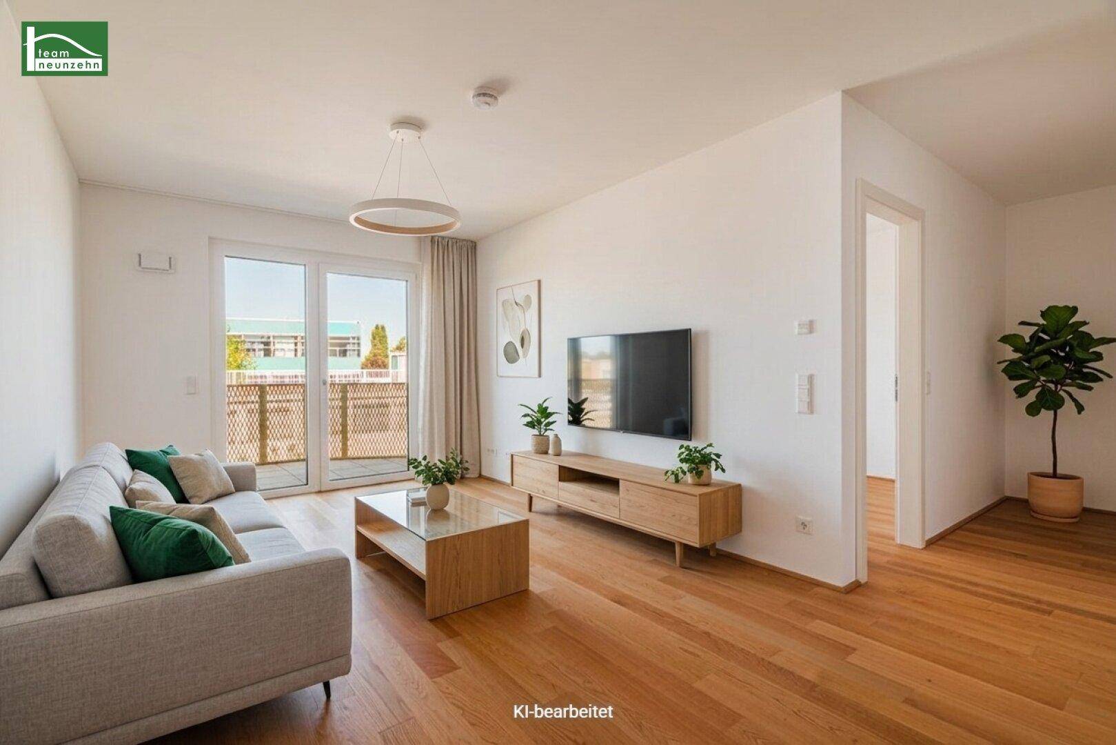 Helles Wohnzimmer mit Holzboden, modernem Mobiliar und Zugang zu einem Balkon mit grüner Aussicht.