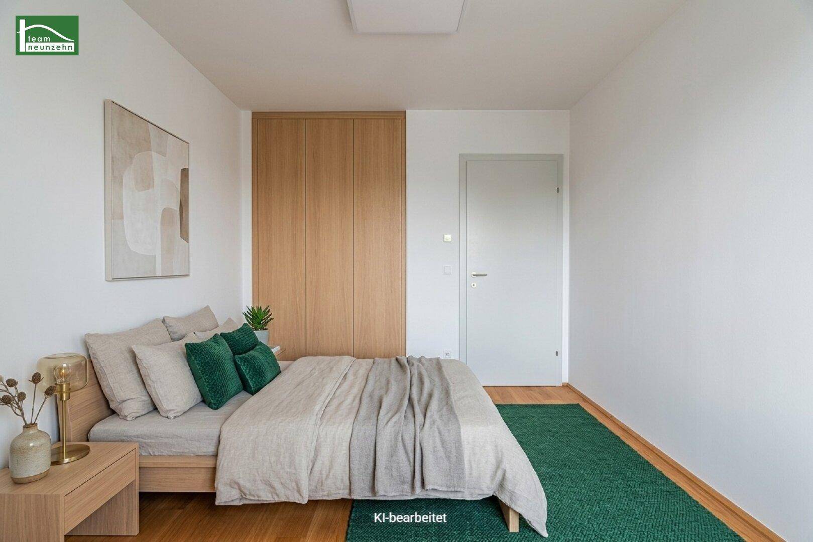 Schlafzimmer mit Holzboden, integriertem Kleiderschrank und modernem Bett.