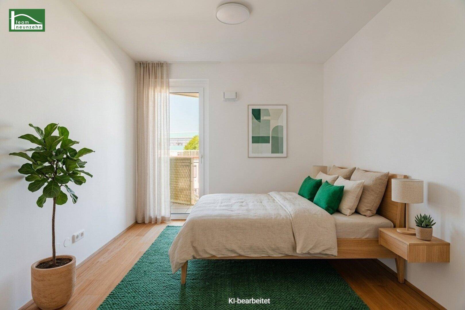 Helles Schlafzimmer mit Holzboden, modernem Bett und Zugang zu einem Balkon.