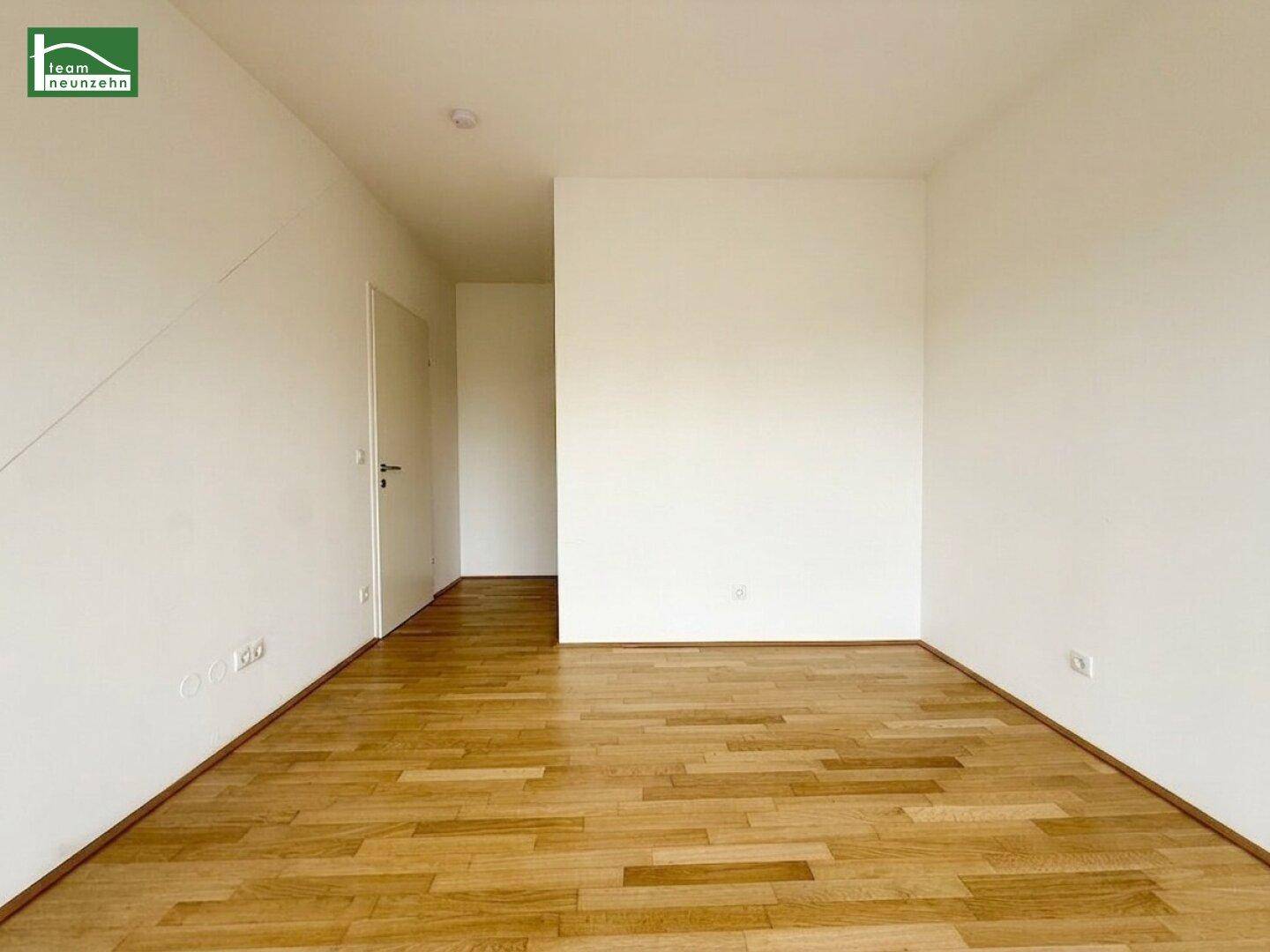 Leerer Raum mit hellem Holzparkett und weißen Wänden, bietet vielseitige Nutzungsmöglichkeiten.