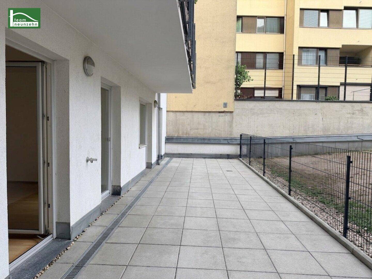 Große, geflieste Terrasse mit Metallgeländer, ideal für Entspannung im Freien.