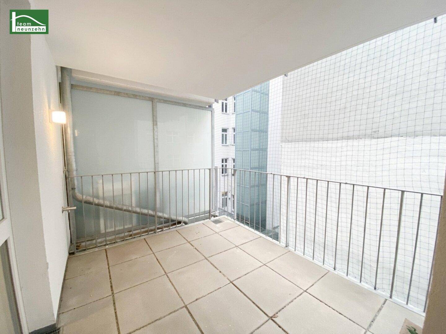 Heller Balkon mit Fliesenboden und Metallgeländer, ideal für entspannte Stunden im Freien.