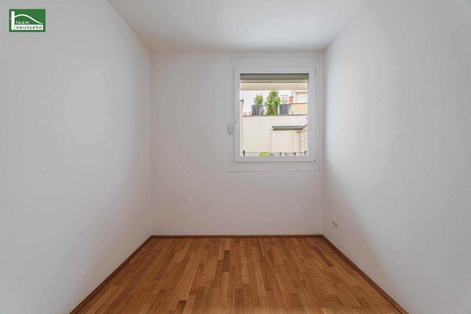 Kleines, helles Zimmer mit Parkettboden und Fenster, ideal als Schlaf- oder Arbeitszimmer.