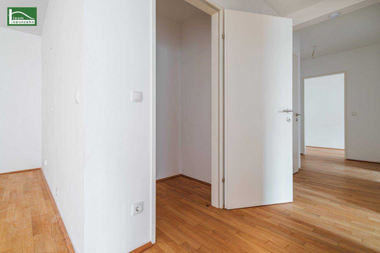 Praktischer Abstellraum mit Parkettboden, ideal für zusätzlichen Stauraum in der Wohnung.