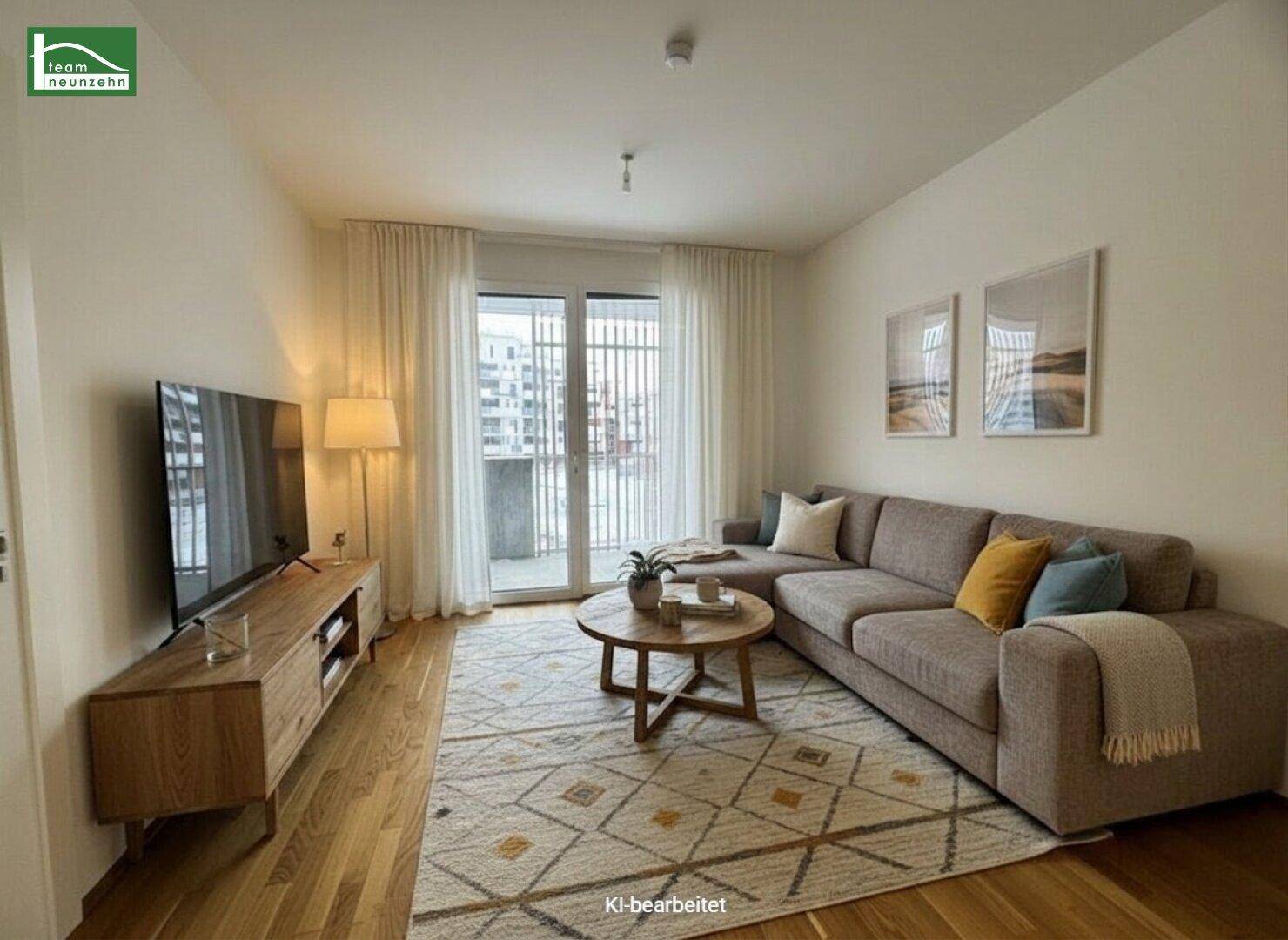 Gemütliches Wohnzimmer mit großem Sofa, Holzboden und direktem Zugang zum Balkon.
