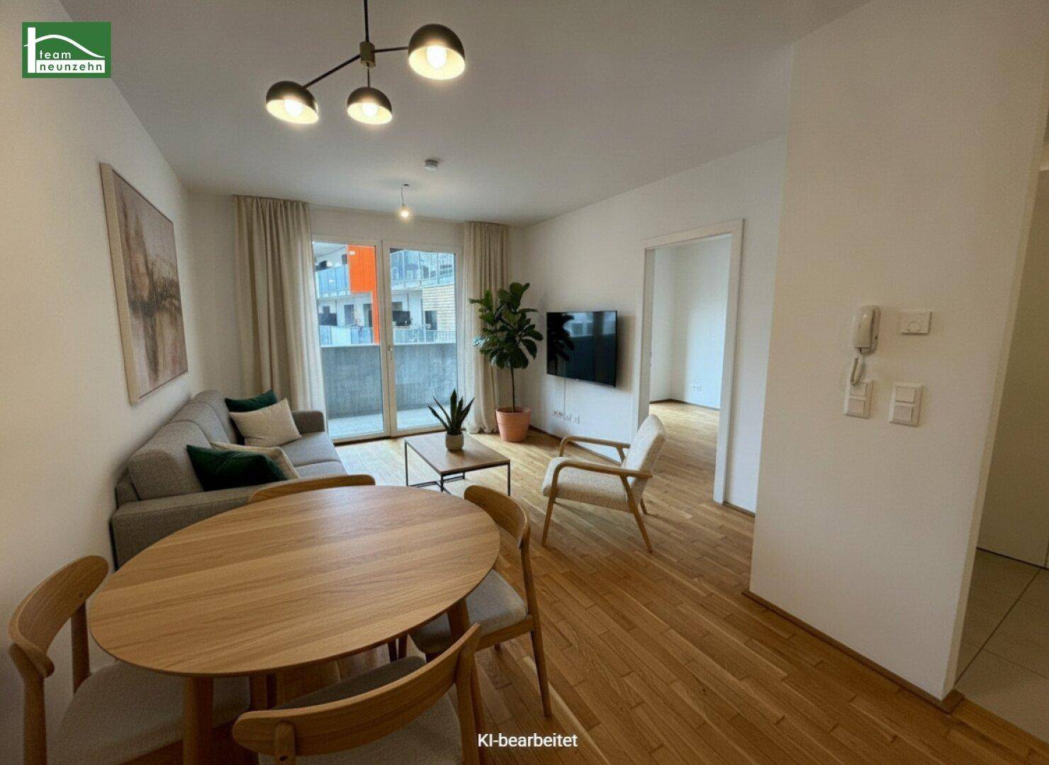 Offener Wohn-Essbereich mit Parkettboden, modernen Möbeln und Zugang zum sonnigen Balkon.