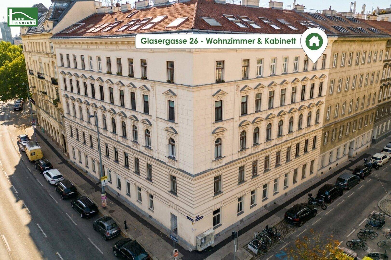 Eckgebäude in Wien mit klassischer Architektur und Blick auf die umliegenden Straßen.
