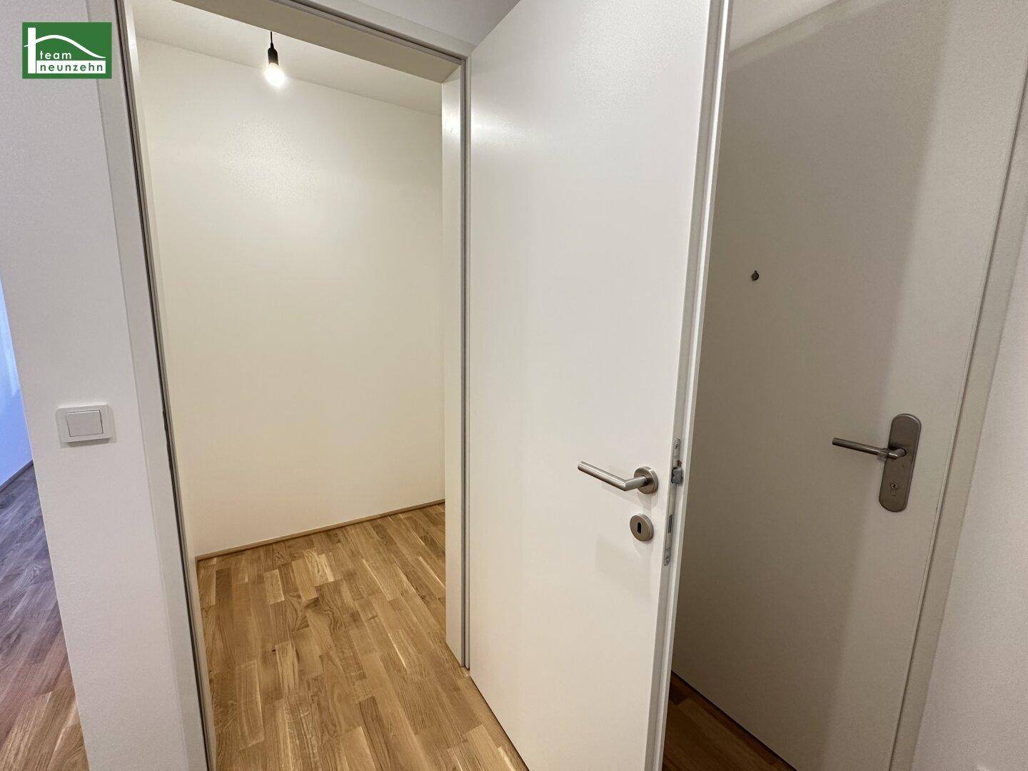 Heller Eingangsbereich mit Holzboden und Zugang zu den verschiedenen Räumen der Wohnung.
