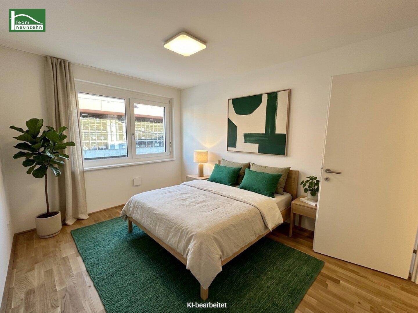Gemütliches Schlafzimmer mit Holzboden, großem Fenster und moderner Einrichtung.