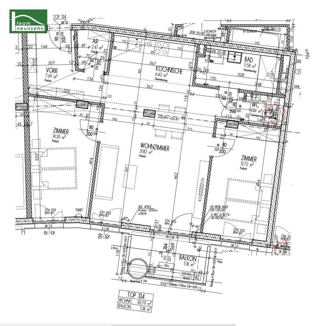 Grundriss einer Wohnung mit offenem Wohnbereich, Küche, Bad, separatem WC und Balkon.