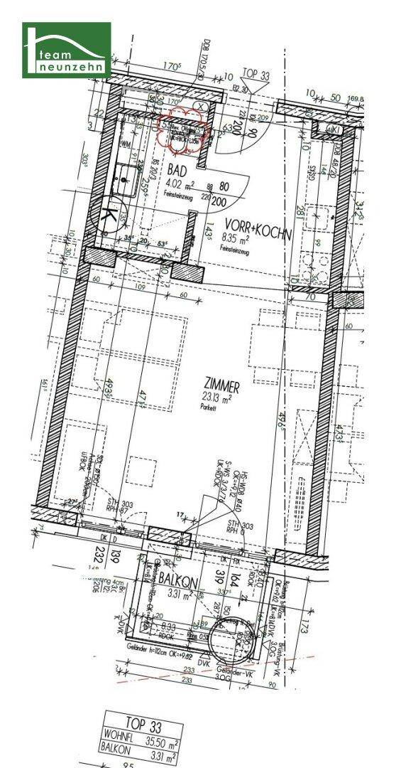 Grundriss einer Wohnung mit offenem Wohnbereich, Küche, Bad und Balkonzugang.