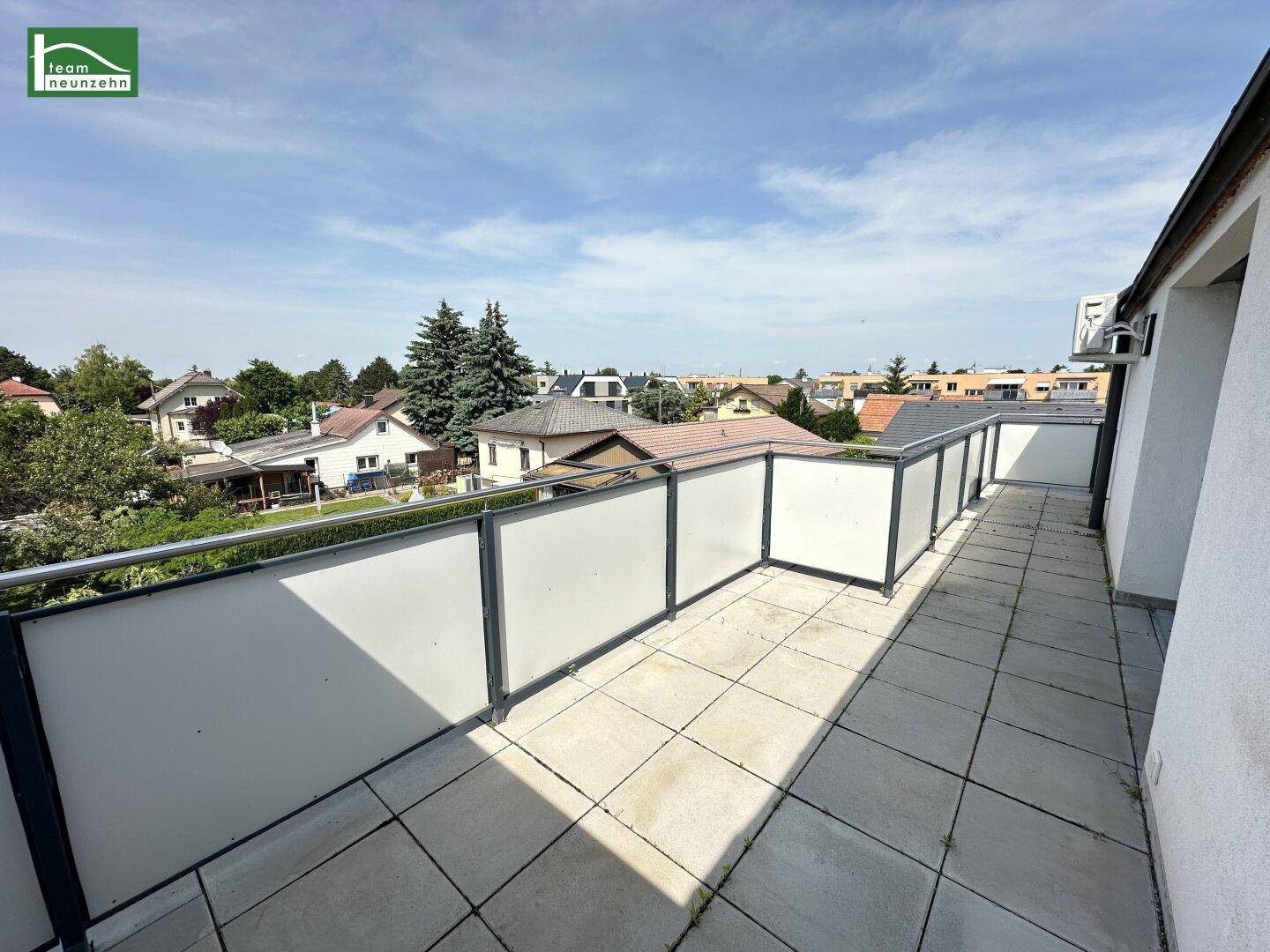 Geräumige Terrasse mit Fliesenboden und weitem Blick über die umliegende Wohngegend.