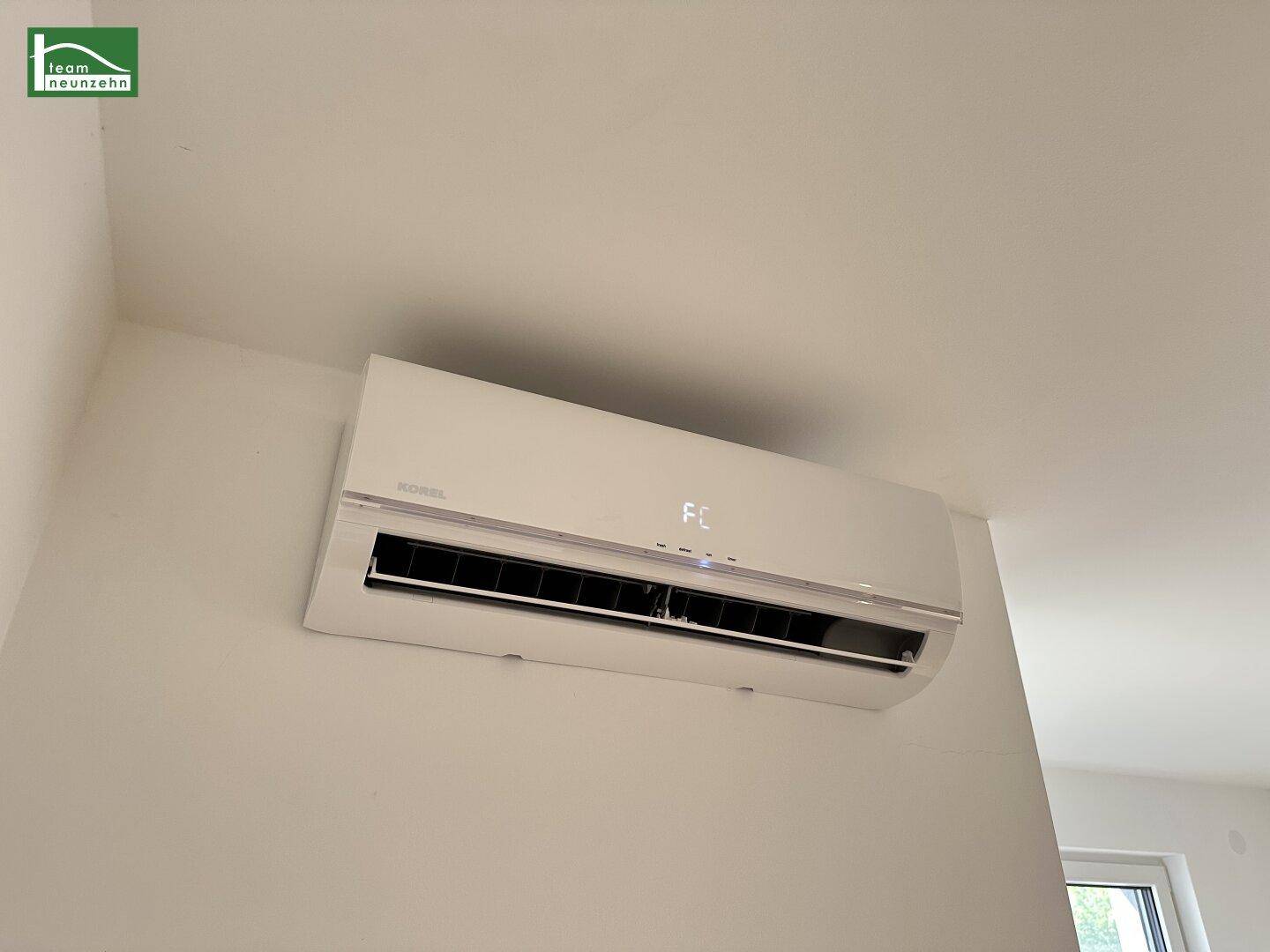 Moderne Klimaanlage an der Wand montiert, sorgt für angenehme Raumtemperaturen.