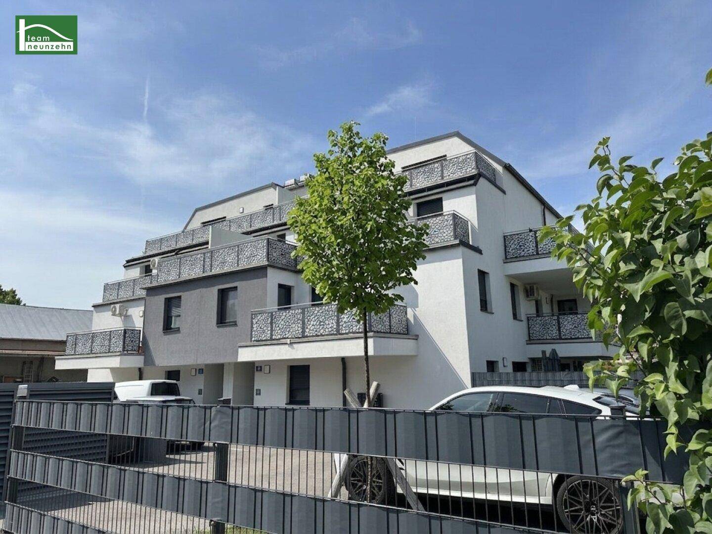 Modernes Mehrfamilienhaus mit Balkonen und zeitgenössischer Architektur in gepflegter Umgebung.