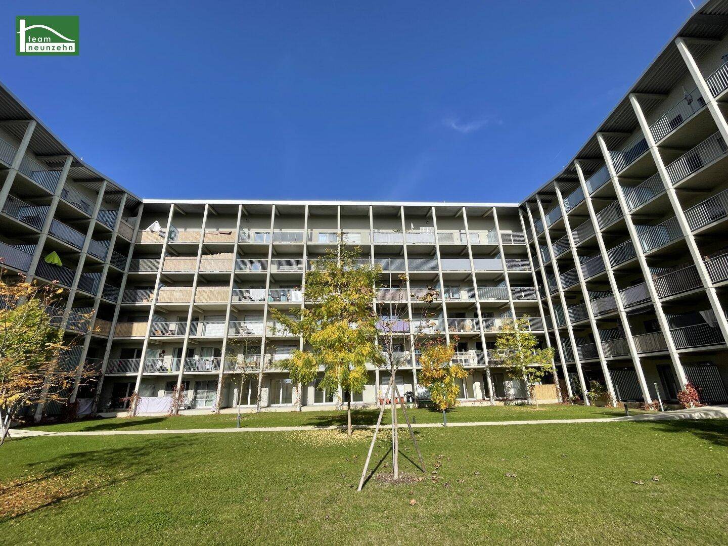 Detailansicht der modernen Gebäudefassade mit zahlreichen Balkonen und Fenstern vom Innenhof.