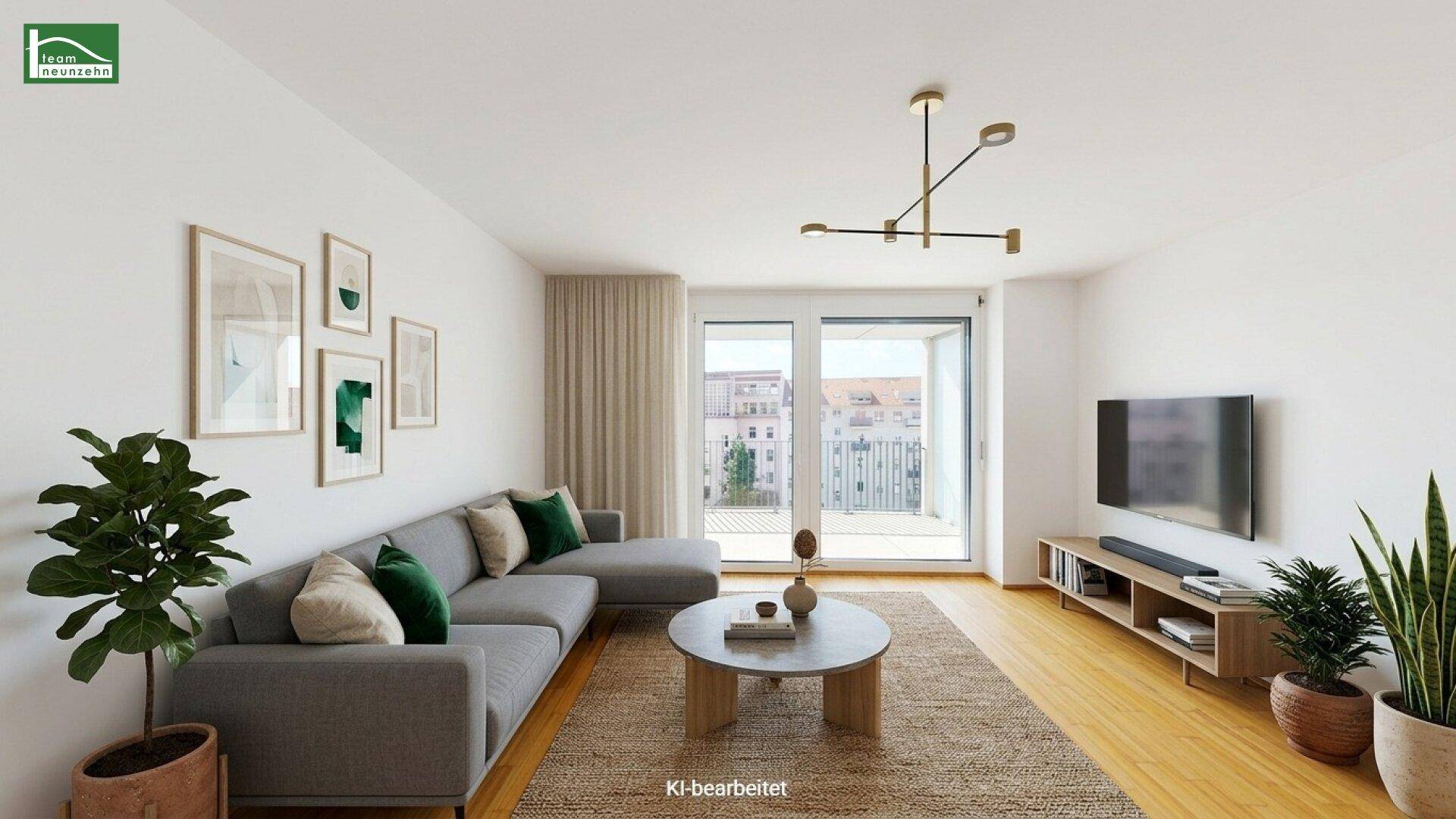 Helles Wohnzimmer mit modernem Sofa, Holzboden und Zugang zu einem Balkon.