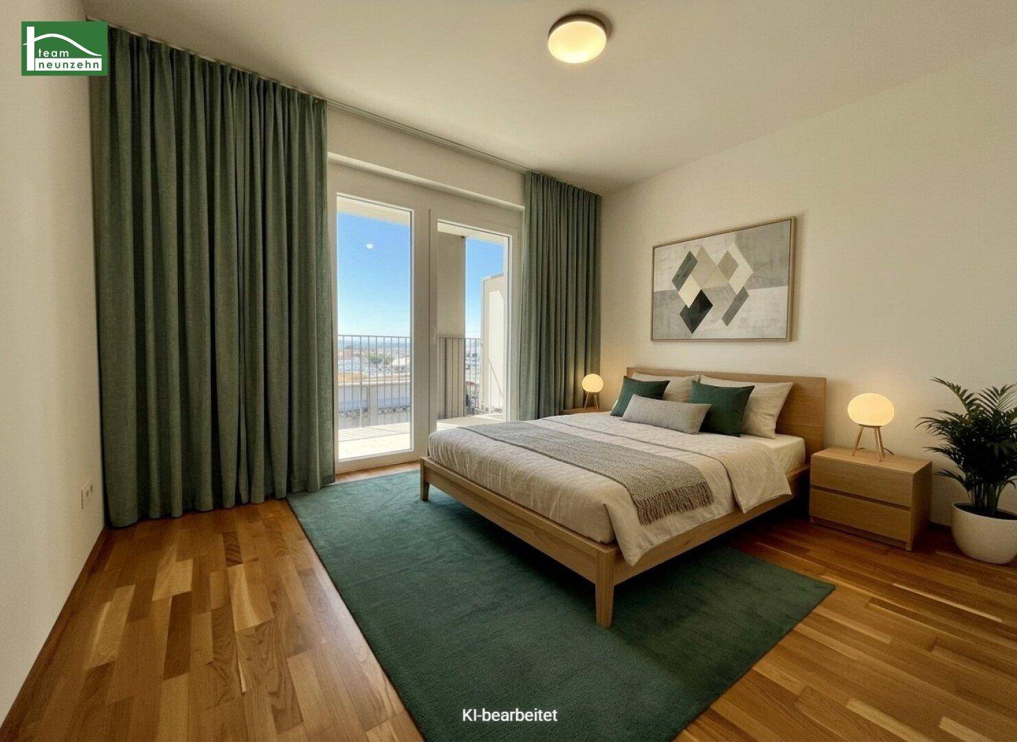 Modernes Schlafzimmer mit Holzboden, großem Bett und Zugang zu einem Balkon.