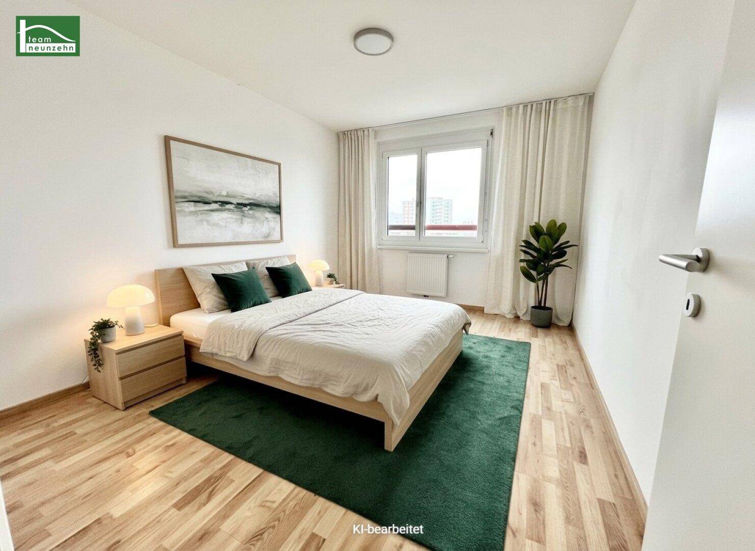 Modern eingerichtetes Schlafzimmer mit Doppelbett, Nachttischen und einem grünen Teppich.