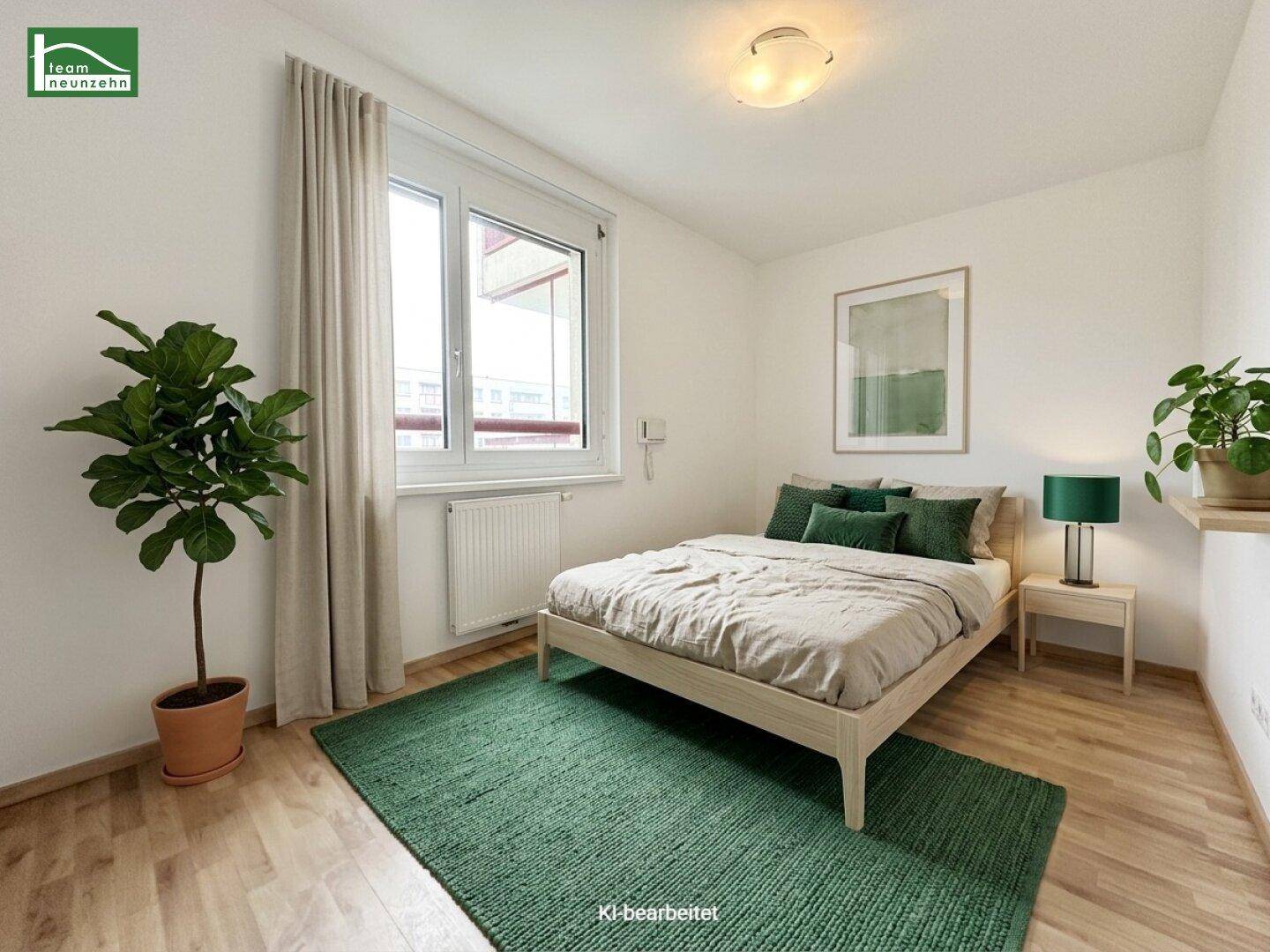 Möbliertes Schlafzimmer mit Holzboden, großem Fenster und modernen grünen Akzenten.