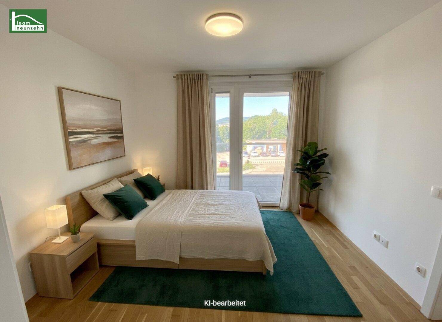 Virtuell möbliertes Schlafzimmer mit Doppelbett, Holzboden und Zugang zum Balkon.