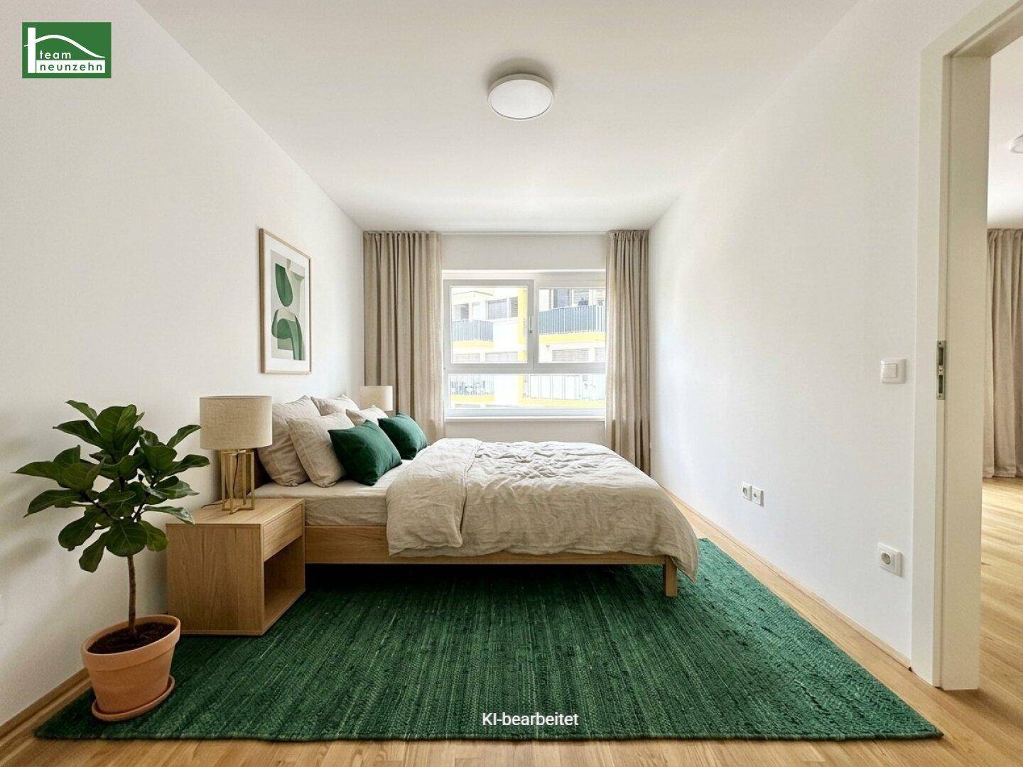 Gemütliches Schlafzimmer mit Holzboden, großem Fenster und moderner Einrichtung.