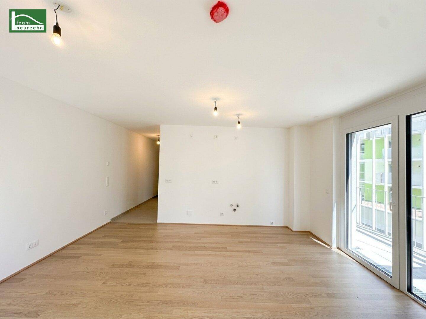 Geräumiges Wohnzimmer mit Holzboden und hellem Anstrich, bereit zur individuellen Gestaltung.