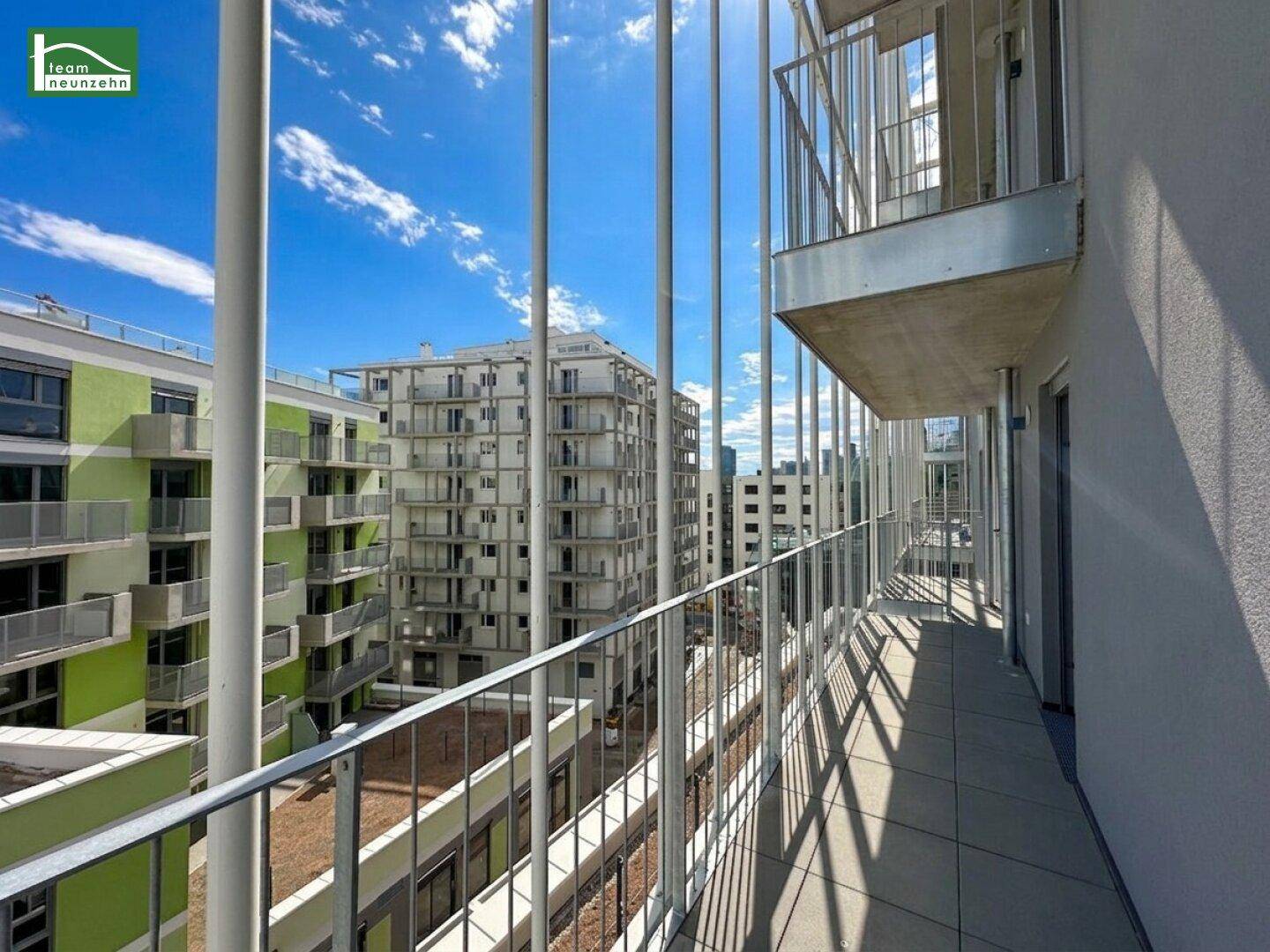 Balkon mit Blick auf moderne Wohngebäude und die städtische Umgebung.