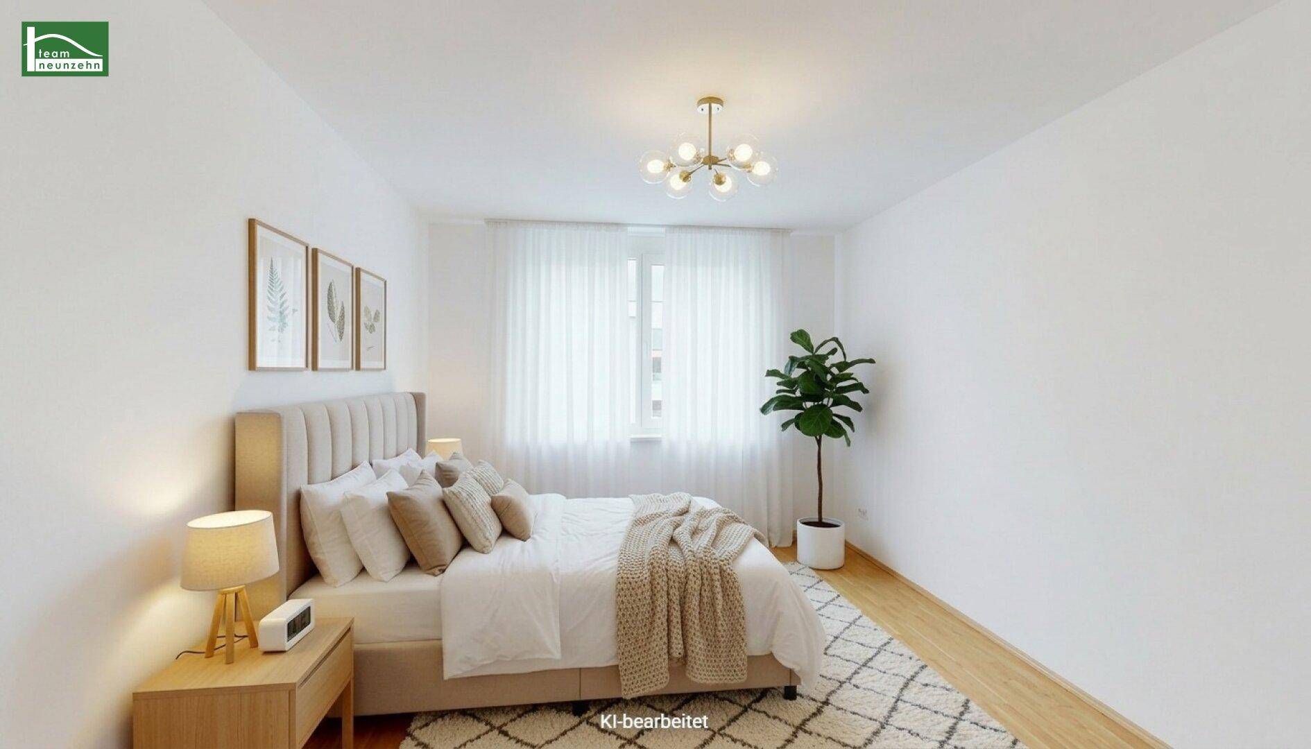 Helles Schlafzimmer mit großem Bett, Holzboden und modernem Deckenlicht.