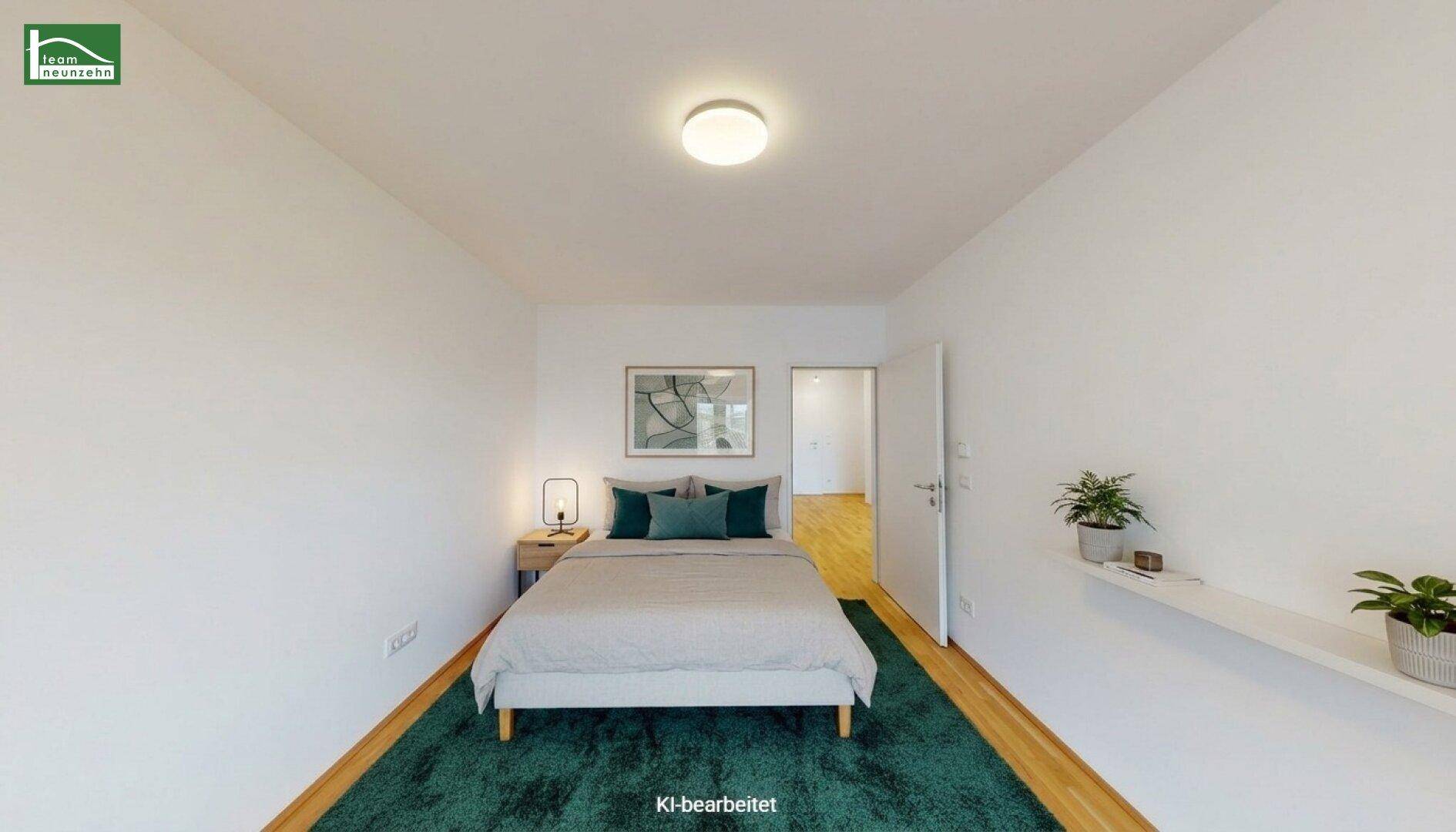 Gemütliches Schlafzimmer mit Doppelbett, Holzboden und einem grünen Teppich.