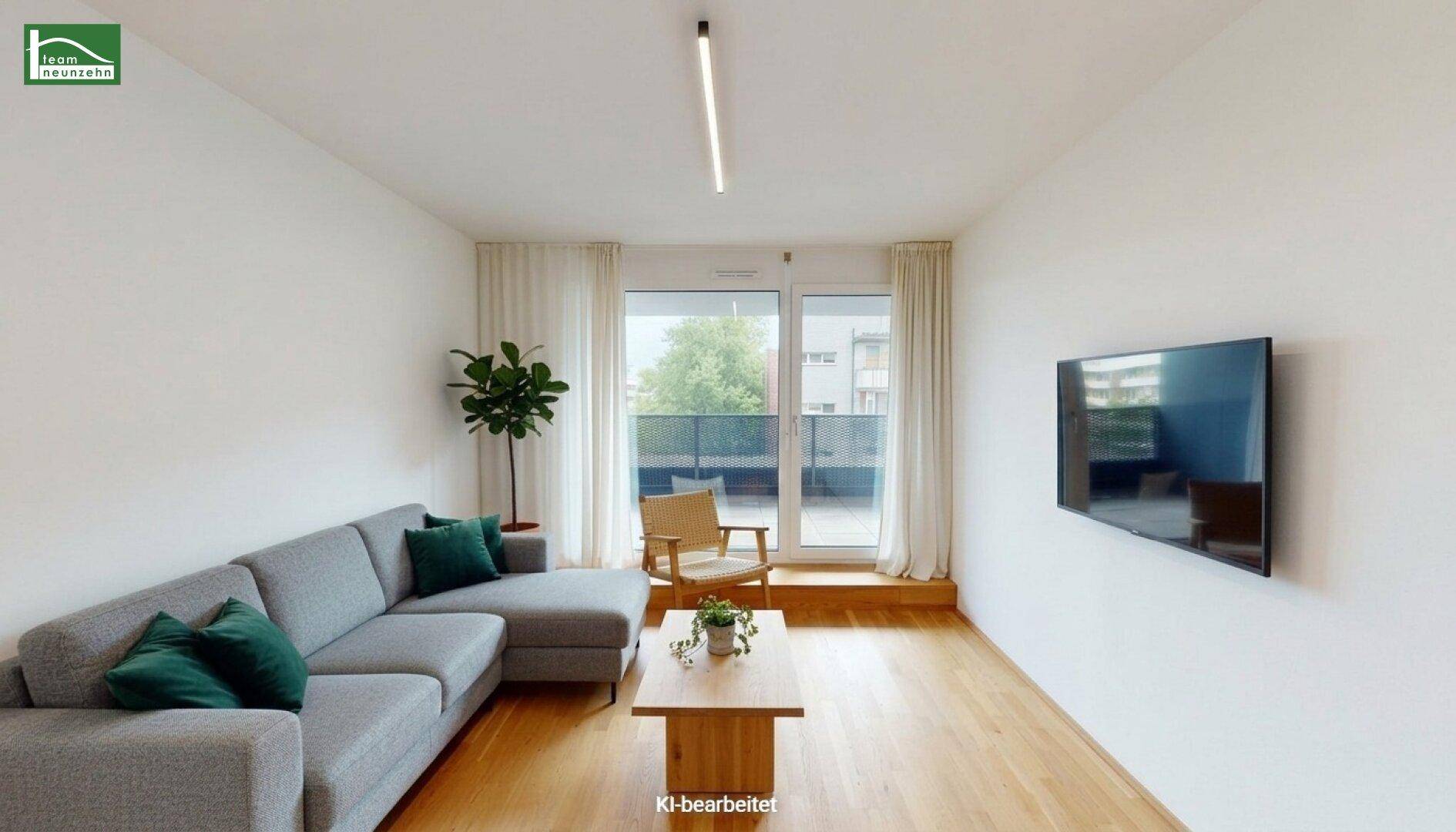 Helles Wohnzimmer mit modernem Sofa, Holzboden und Zugang zu einem Balkon mit grüner Aussicht.