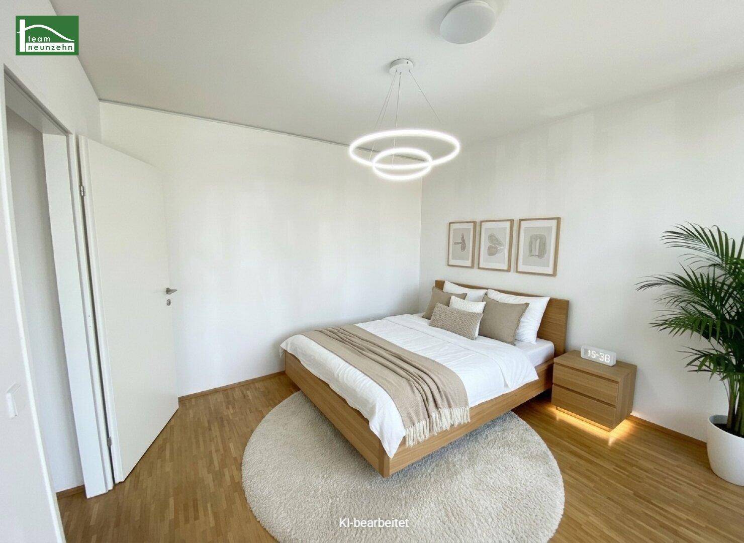 Helles Schlafzimmer mit modernem Bett, Nachttisch und stilvoller Deckenleuchte.