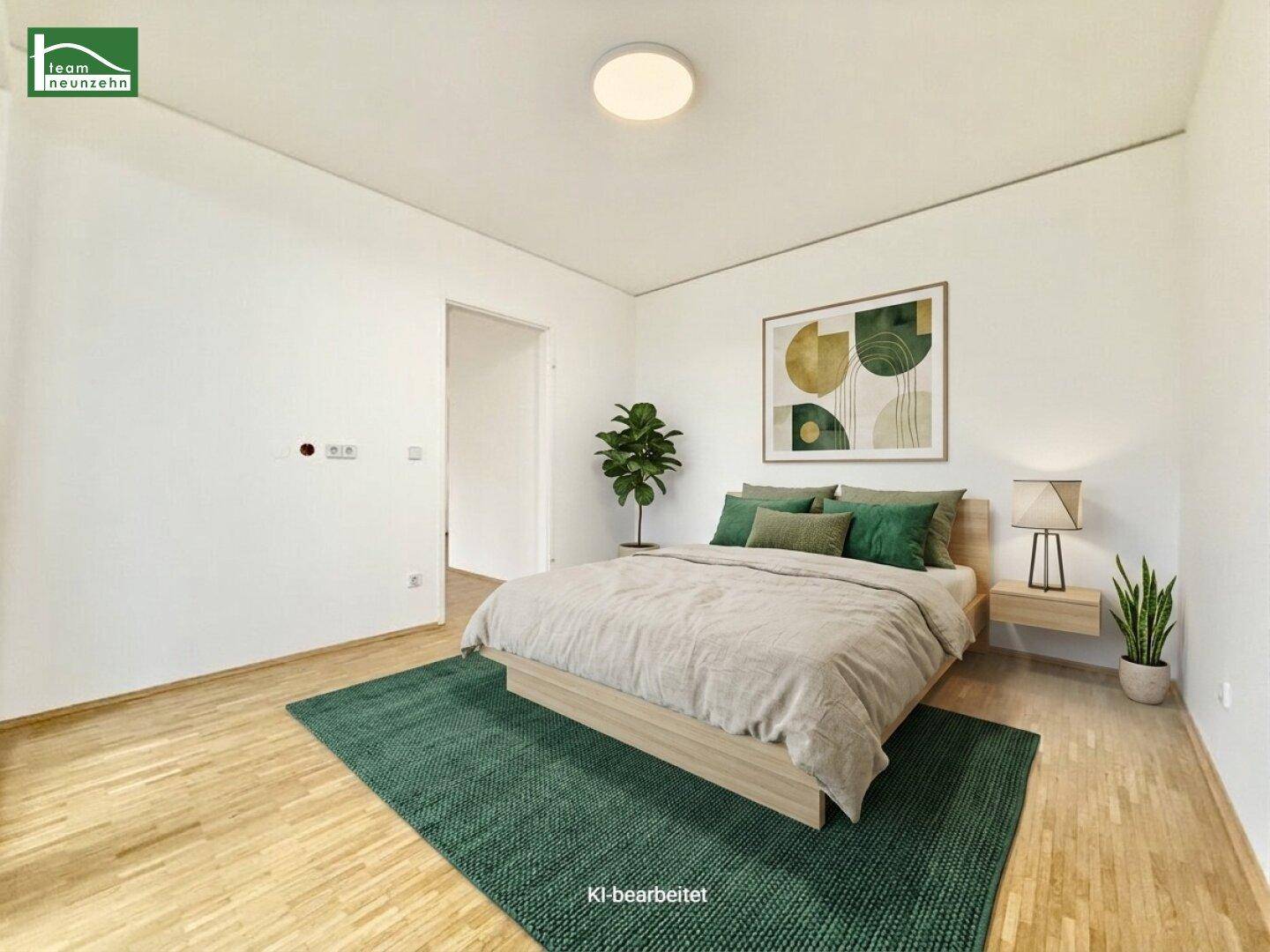Helles Schlafzimmer mit Holzboden, modernem Bett und grünen Akzenten.