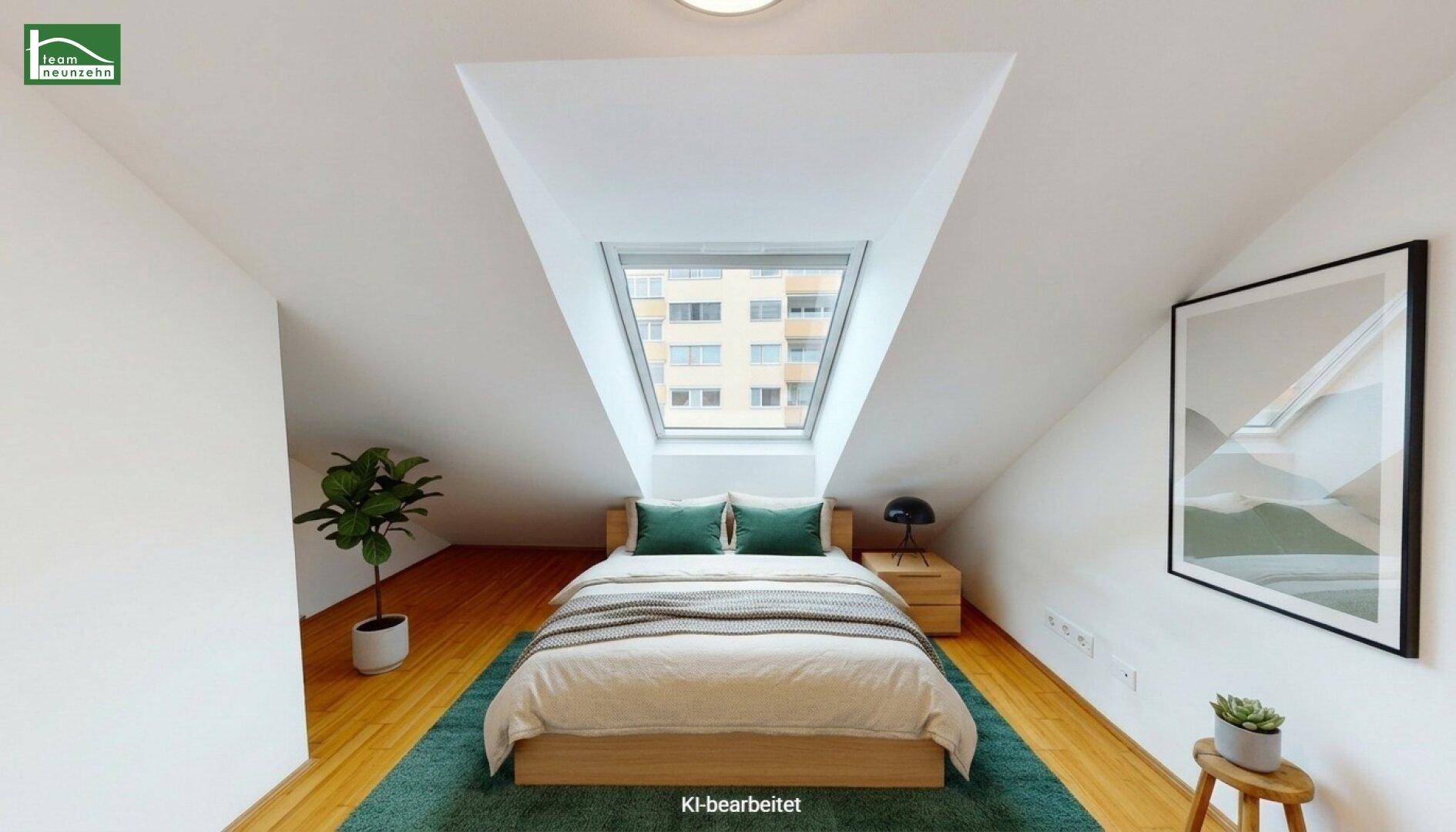 Helles Schlafzimmer im Dachgeschoss mit großem Dachfenster und Holzboden.