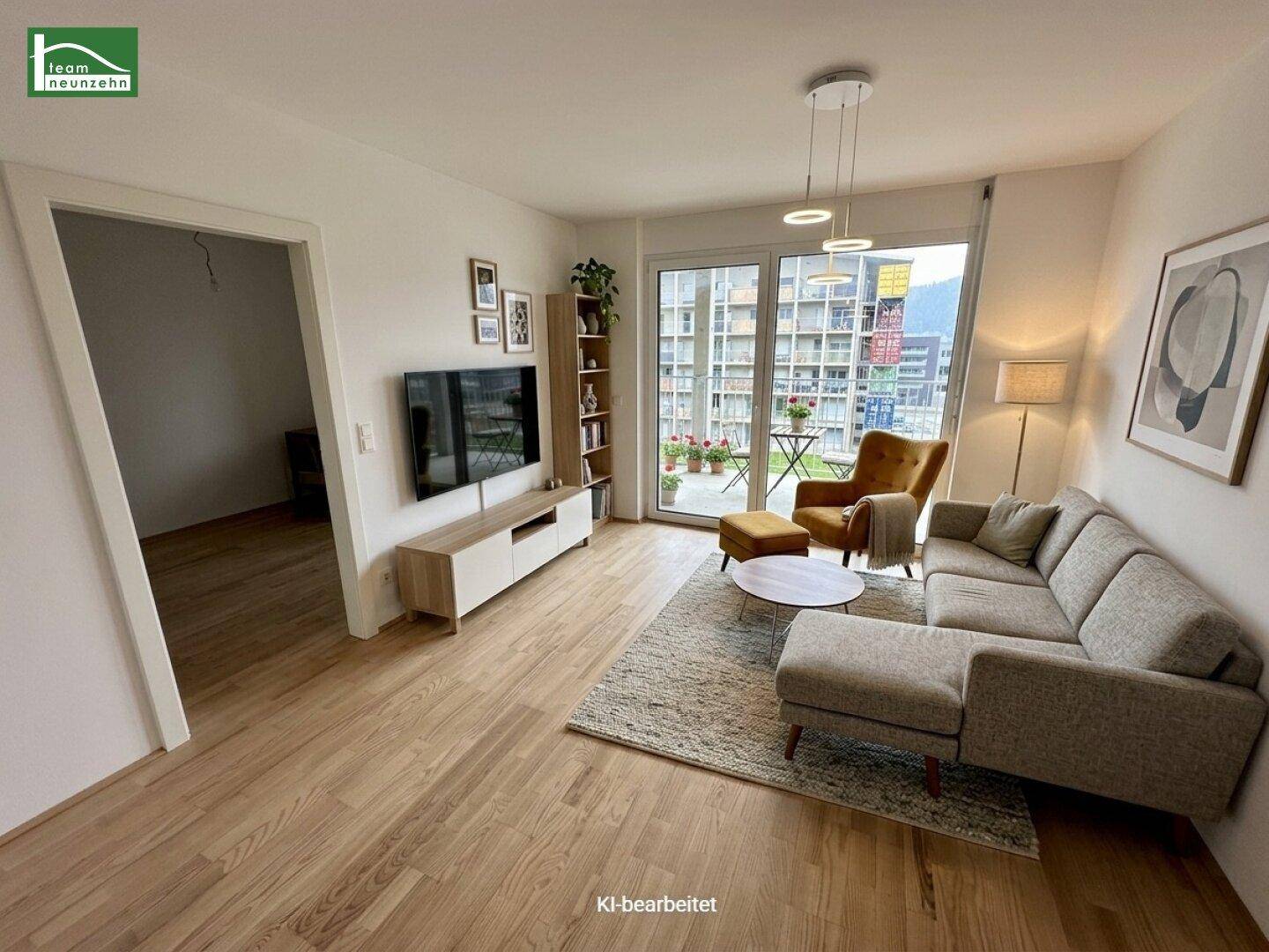 Gemütliches Wohnzimmer mit Parkettboden, Sofa und Zugang zu einem kleinen Balkon.