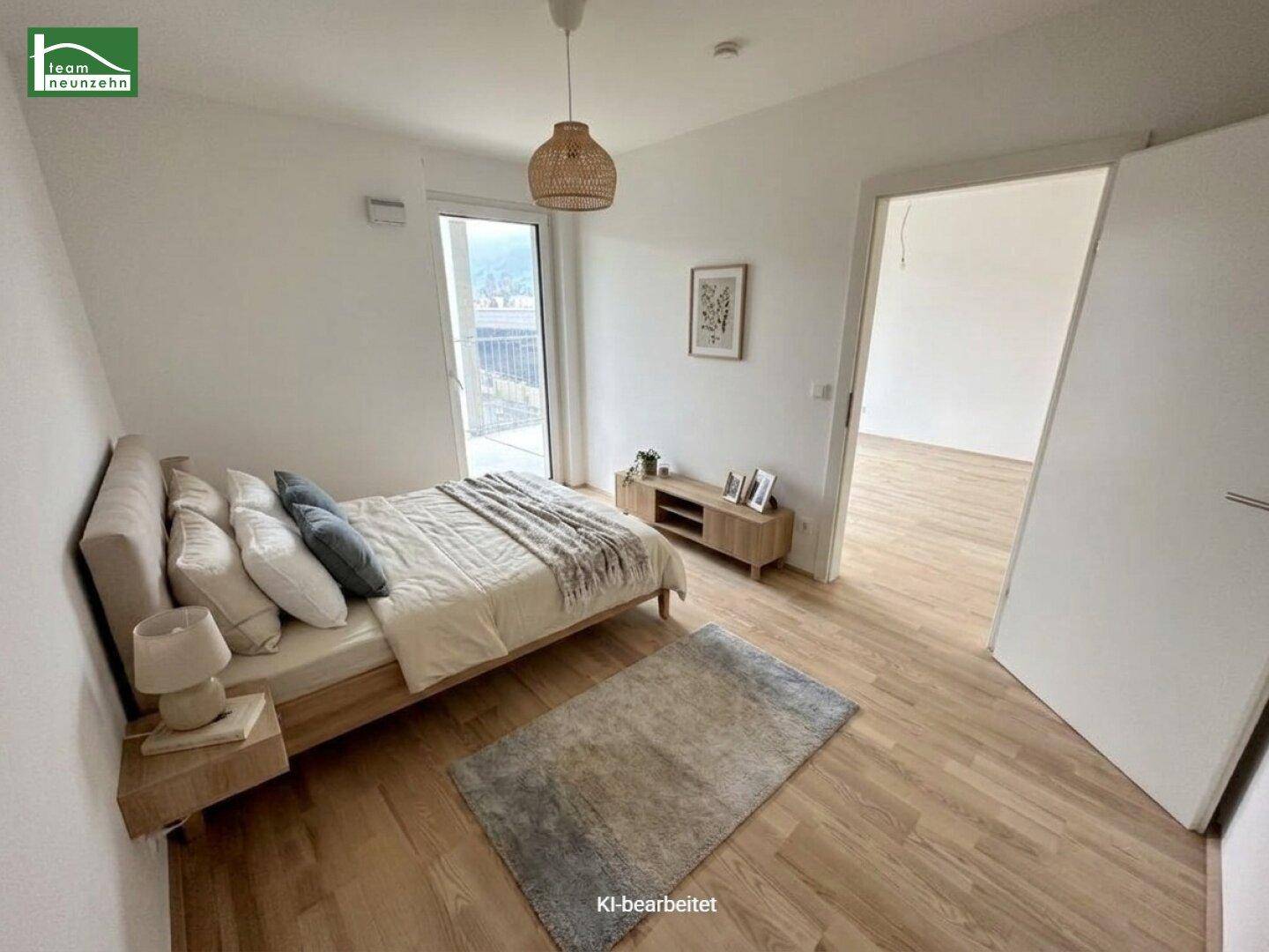 Gemütliches Schlafzimmer mit Holzboden, Bett und Balkonzugang, hell und einladend gestaltet.
