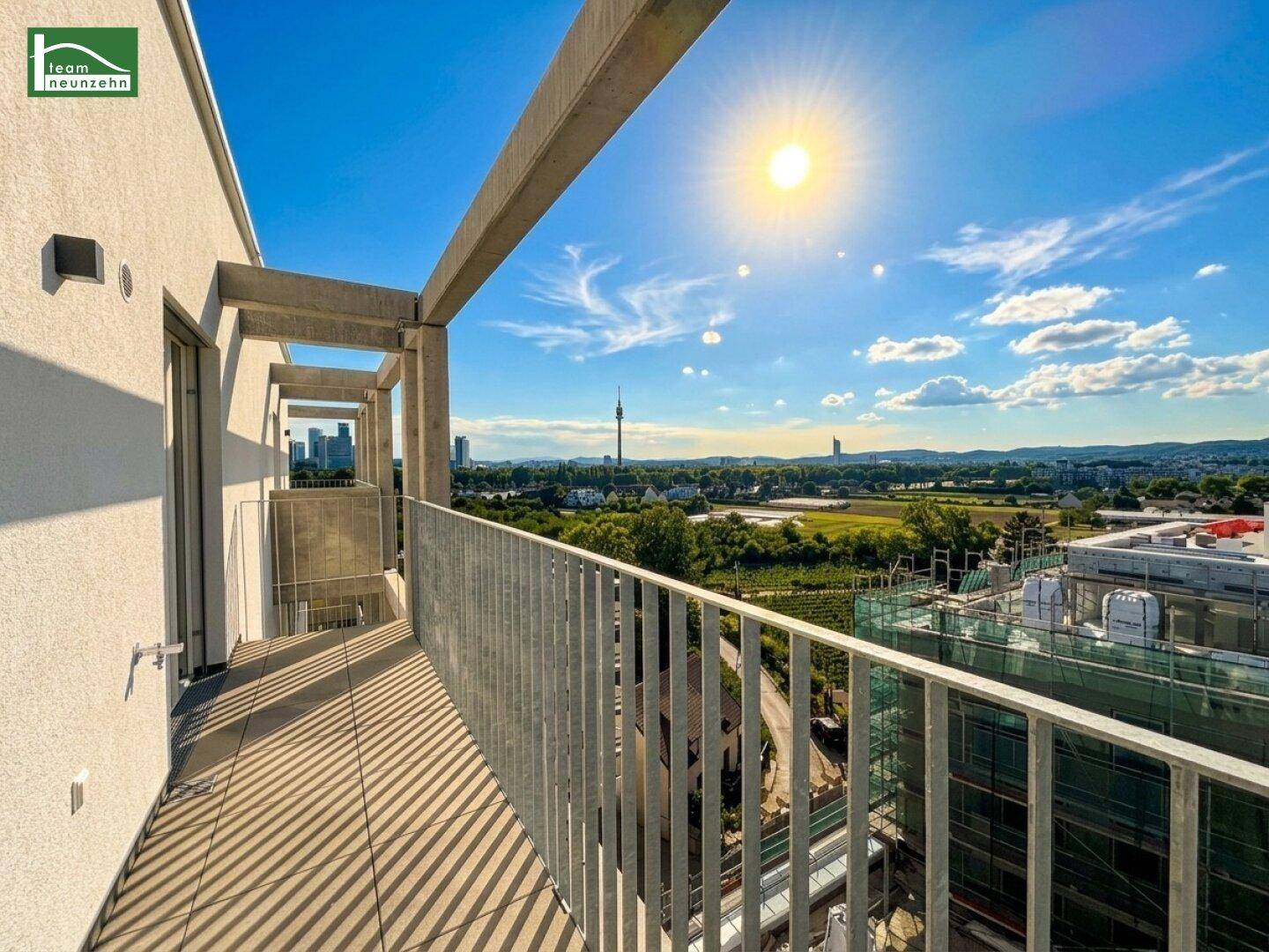 Sonniger Balkon mit weitem Panoramablick über die Stadt und die umliegende Landschaft.