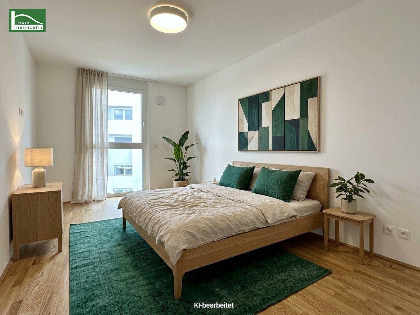 Virtuell inszeniertes Schlafzimmer mit Holzbett, grünen Akzenten und großem Fenster für viel Licht.