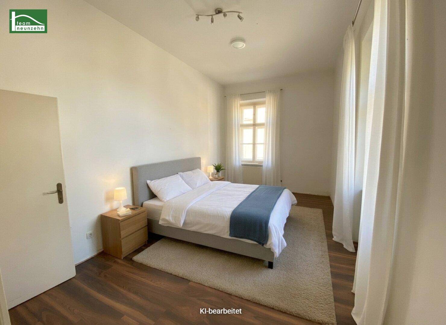 Gemütliches Schlafzimmer mit Doppelbett, Holzboden und großem Fenster für viel Tageslicht.