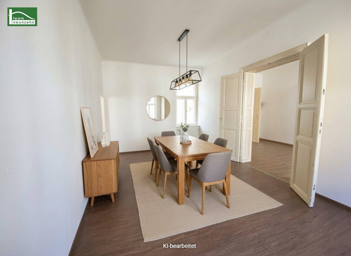 Geräumiges Esszimmer mit Holztisch, modernen Stühlen und Zugang zu anderen Räumen.