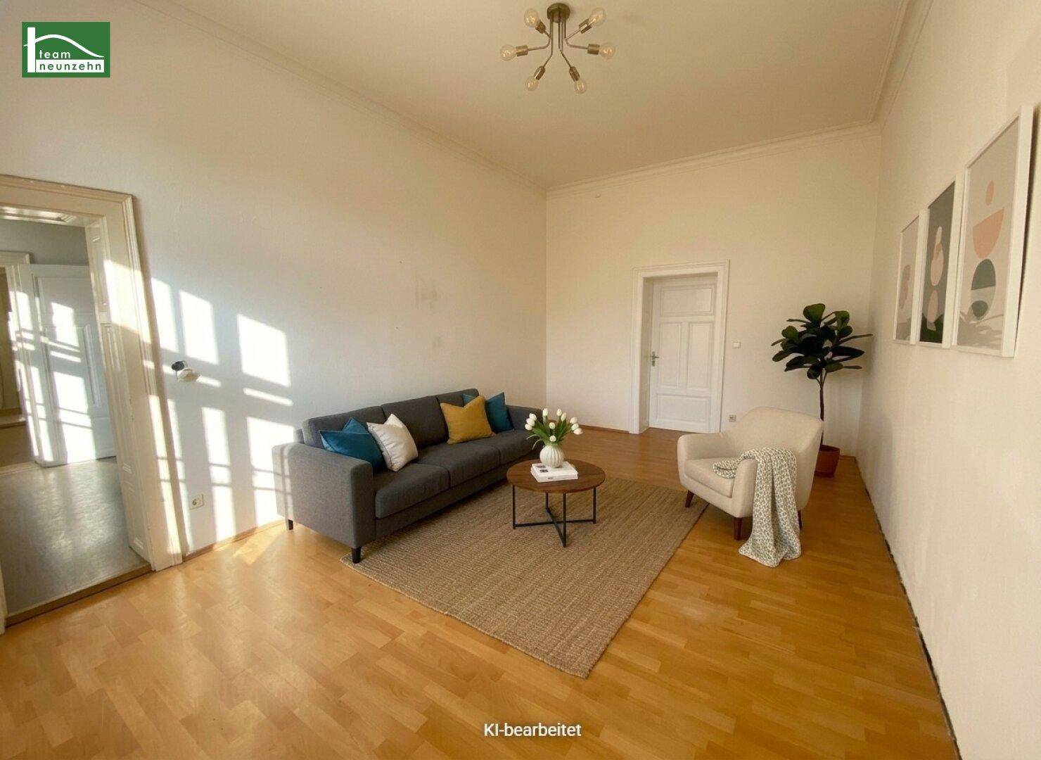 Lichtdurchflutetes Wohnzimmer mit modernem Sofa, Holzboden und Kunst an der Wand.