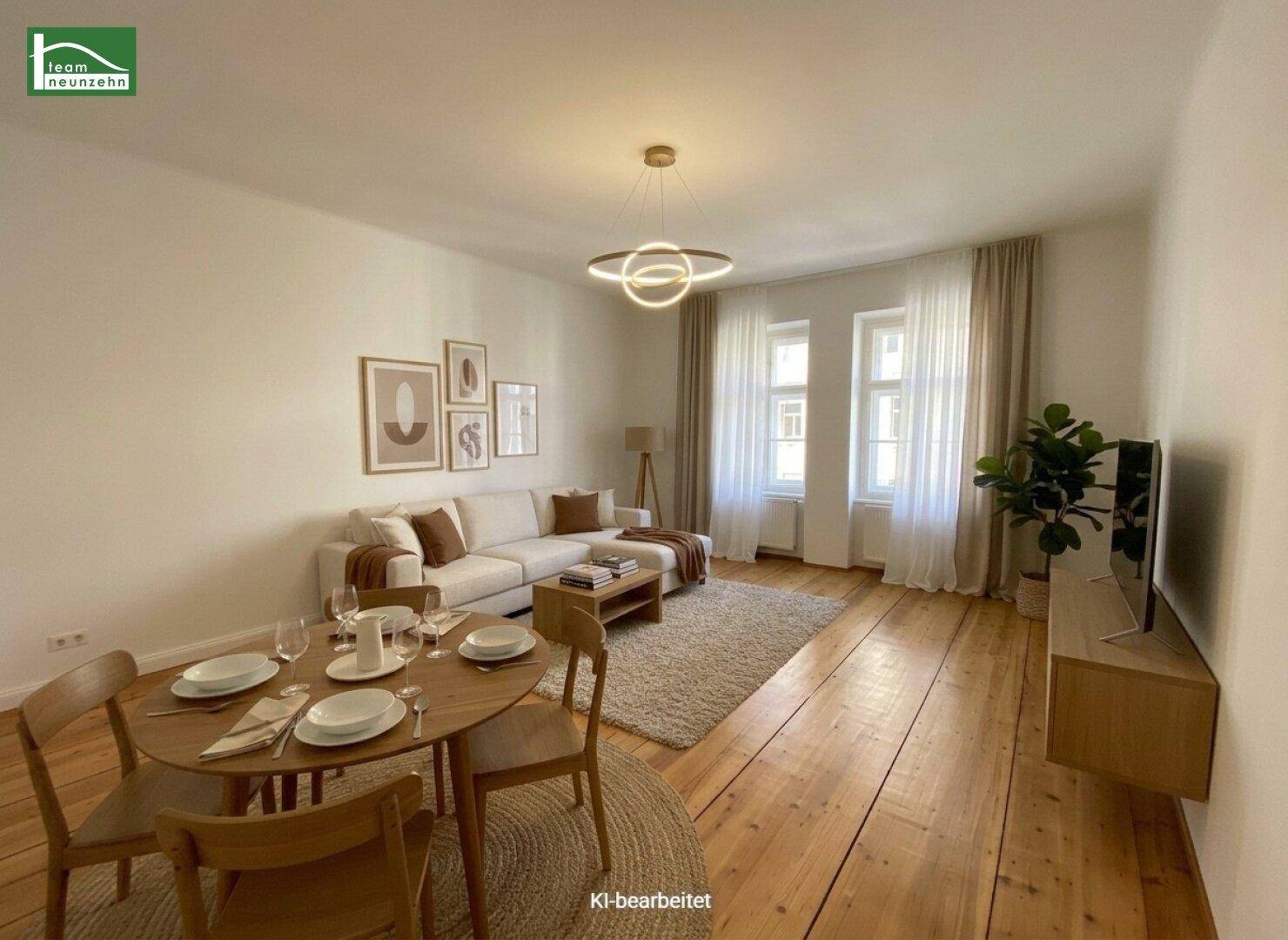 Geräumiger Wohn-Essbereich mit Holzboden, großen Fenstern und moderner Einrichtung.