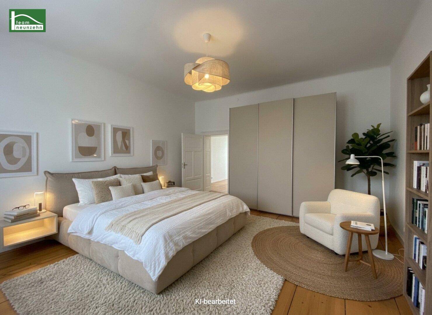 Helles Schlafzimmer mit großem Bett, Einbauschränken, Holzboden und gemütlicher Atmosphäre.