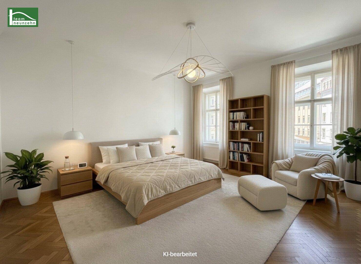Geräumiges Schlafzimmer mit großem Bett, Holzparkett und viel Tageslicht durch zwei Fenster.