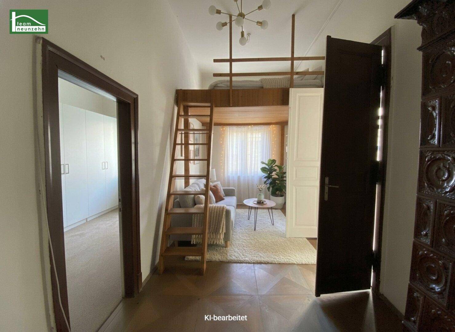 Gemütlicher Wohnbereich mit Hochbett, Parkettboden und traditionellem Kachelofen in einem Altbau.